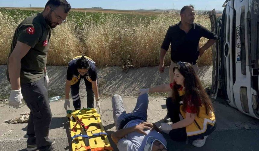 Tekirdağ'da moloz yüklü kamyon devrildi