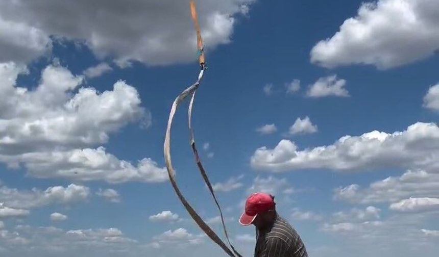 Teknoloji tarlaya indi: Çiftçi dronla saman balyası taşıyor