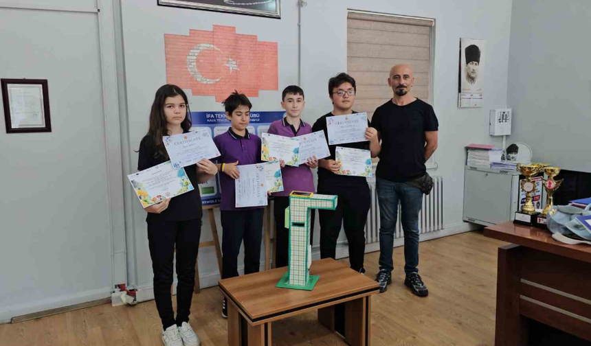 Ortaokul öğrencilerinden nefes aldıran proje; hava kirliliğine çözüm sokak lambası