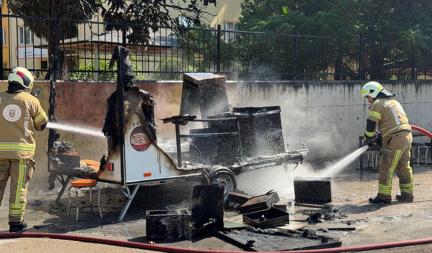 Bursa İznik'te köfte ekmek satılan karavan alev alev yandı