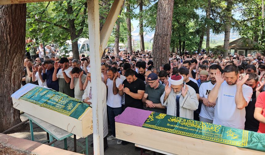 Aynı motosiklette can veren anne-baba Bursa'da toprağa verildi