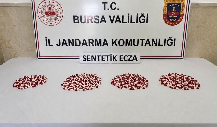 Bursa'da jandarmadan operasyon: Bin 98 adet sentetik ecza ele geçirildi