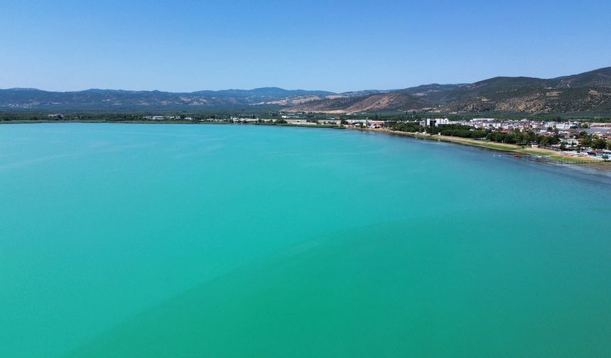 Turkuaza bürünen İznik Gölü mest etti