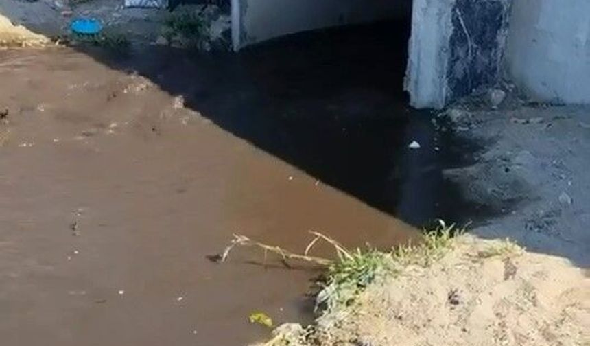 Bursa Mudanya'da kanalizasyon suyu sahilde vatandaşların üzerine aktı