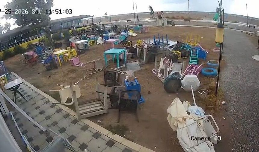 Bursa Karacabey'de fırtına sahili süpürdü, kafenin masaları yer değiştirdi