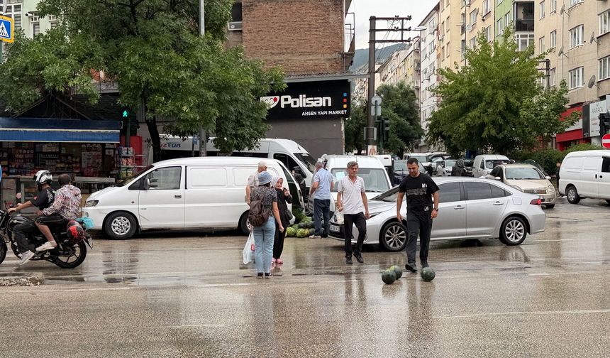 Bursa'da kamyonetin arka kapağı açılınca karpuzlar yola saçıldı