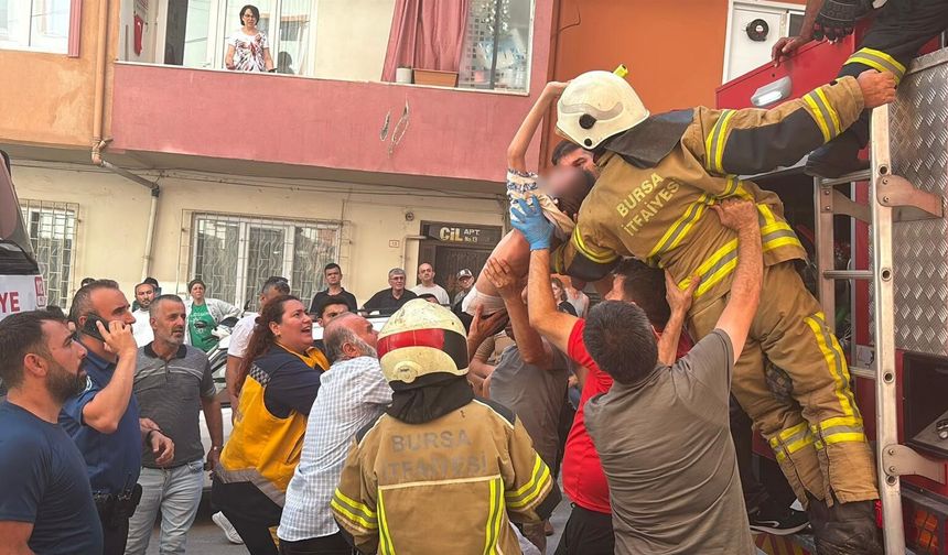 Bursa Orhangazi'de engelli çocuk itfaiye ekiplerince yangından kurtarıldı