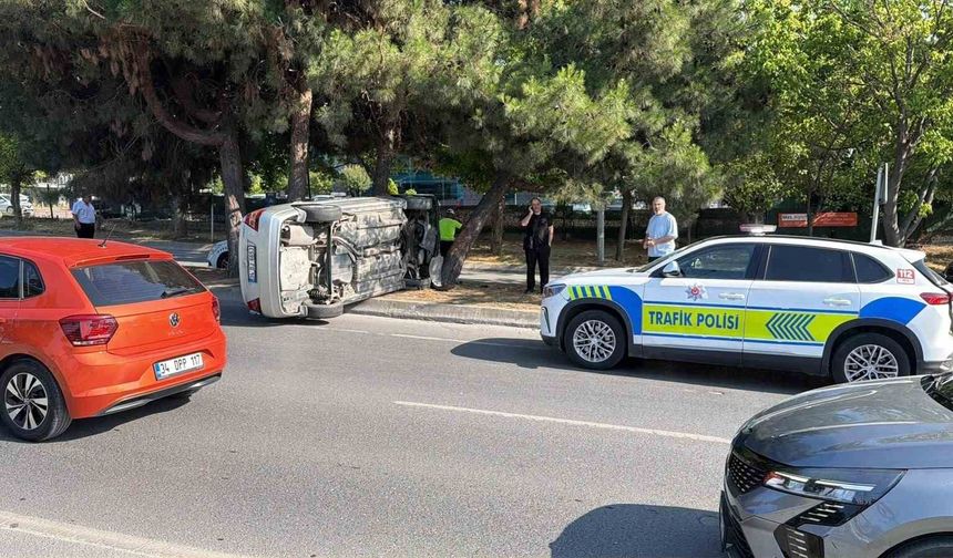 Bakırköy'de kontrolden çıkan otomobil takla attı: 1 yaralı