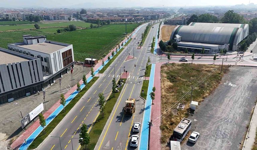 Büyükşehir, yol çizgilerini yenileyerek güvenli ulaşımı güçlendiriyor