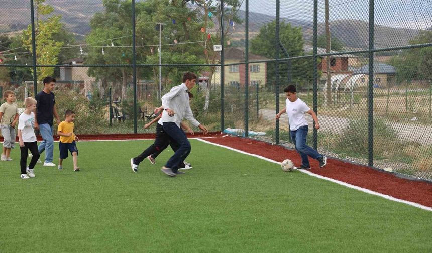 Okullar kapanınca çocuklar mahallelerindeki yeni sahayı doldurdu