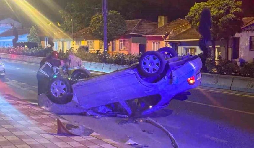 Refüje çarpan otomobil ters döndü: 2 yaralı