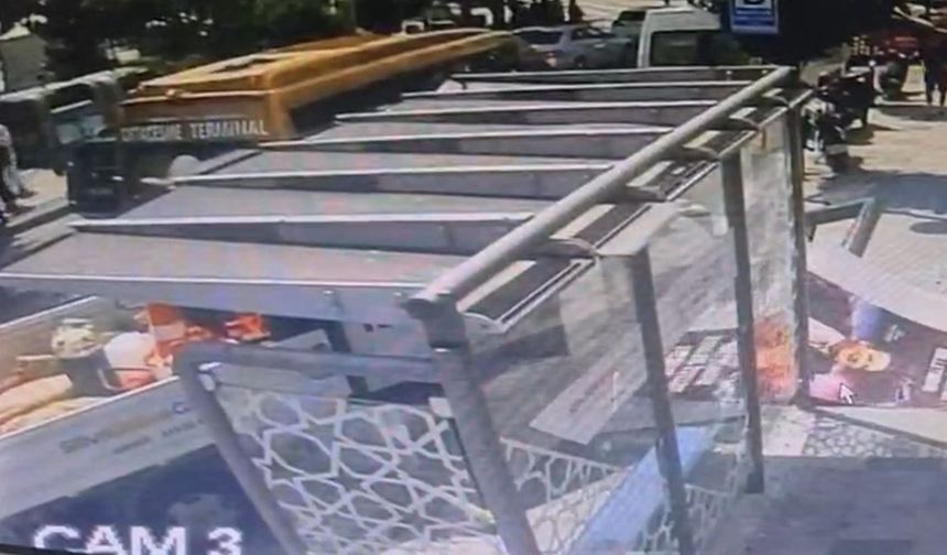 Silivri'de kamyonet durağa daldı: 1 kadın yaralandı