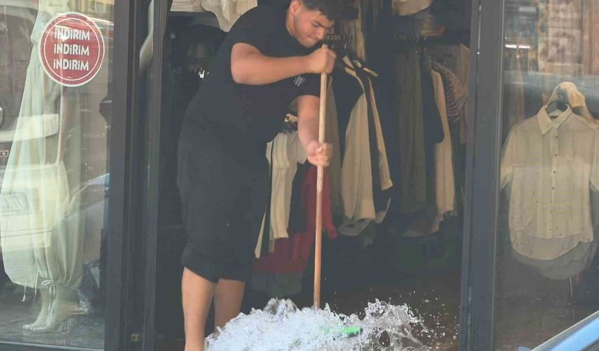 Yalova'da su borusu patladı, 4 iş yerini su bastı