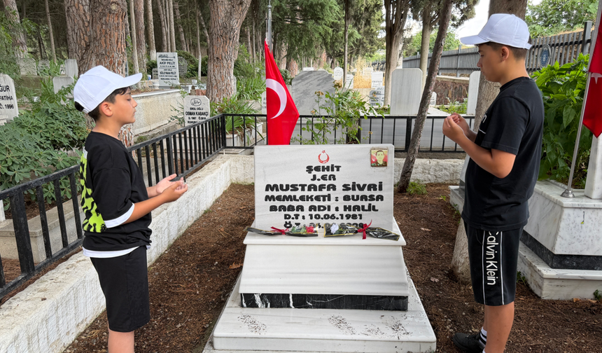 Bursa İznik'te çocuklar şehitliği temizleyerek güller bıraktı