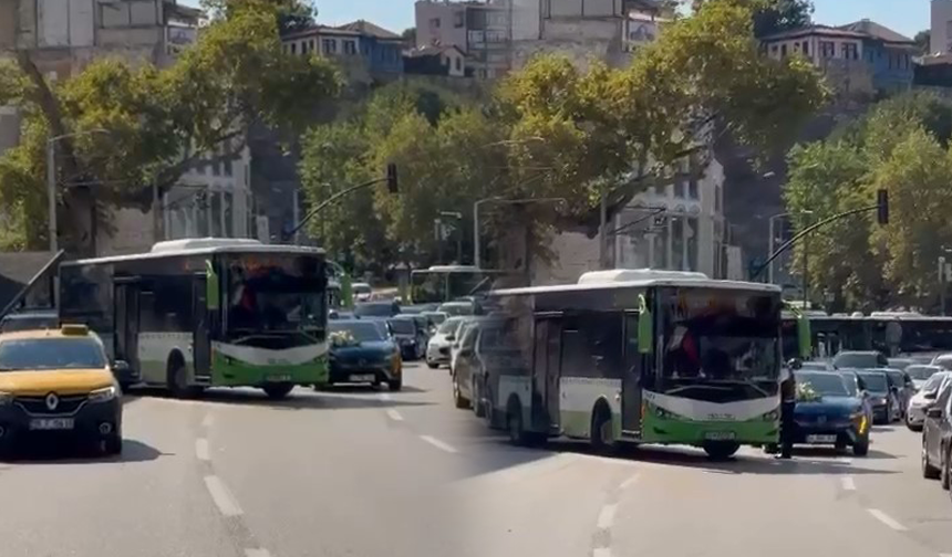 Bursa’da düğün konvoyuna otobüs sürprizi! Gelin arabasının önünü bu sefer otobüs kesti