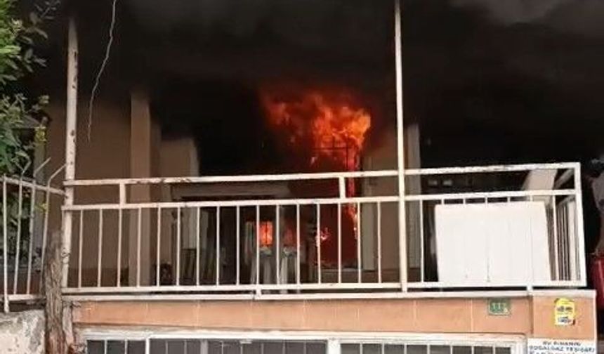 Bursa Osmangazi'de 4 katlı evin giriş katında çıkan yangına ilk müdahaleyi vatandaşlar yaptı