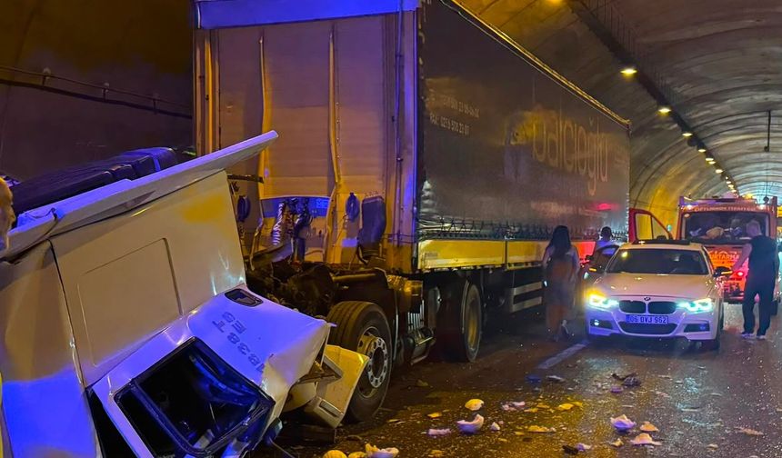 Bursa'da kamyona çarpan tırın kupası dorseden ayrıldı: 1 ağır yaralı