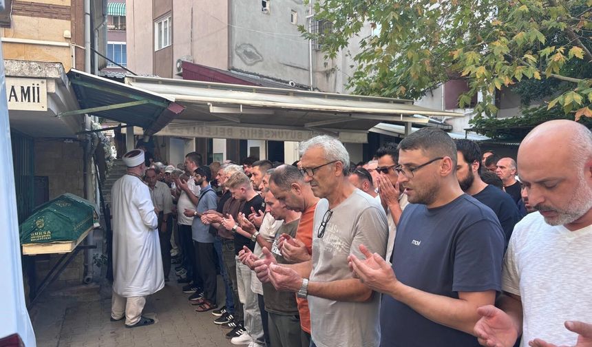 İznik Gölü'ne düşen genç hayatını kaybetti, gözyaşlarıyla uğurlandı