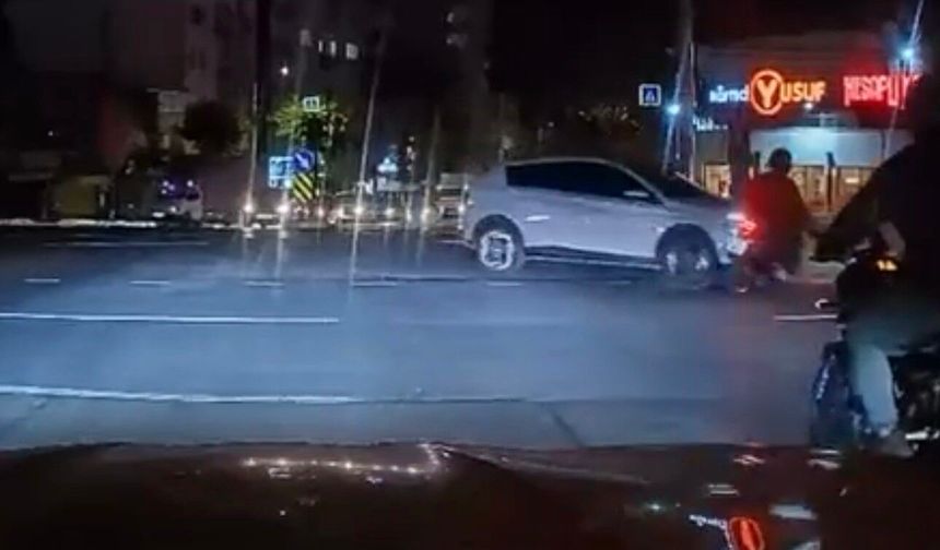 Bursa'da kırmızı ışıkta geçen otomobil motosiklete çarptı!