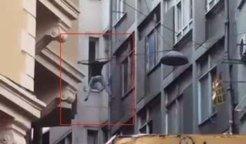 Beyoğlu'nda yürekleri ağza getiren anlar: Elektrik tellerinden açılan hava minderine düştü
