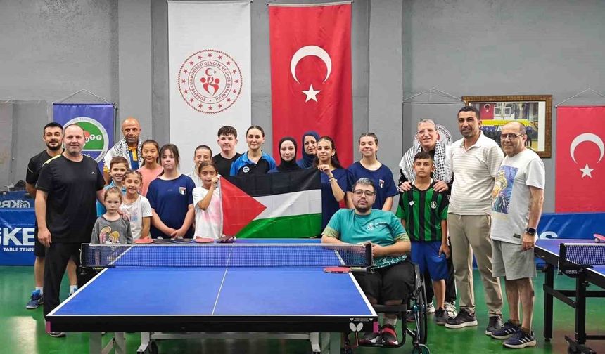 Filistin Masa Tenisi Milli Takımı Sakaryalı sporcularla bir araya geldi