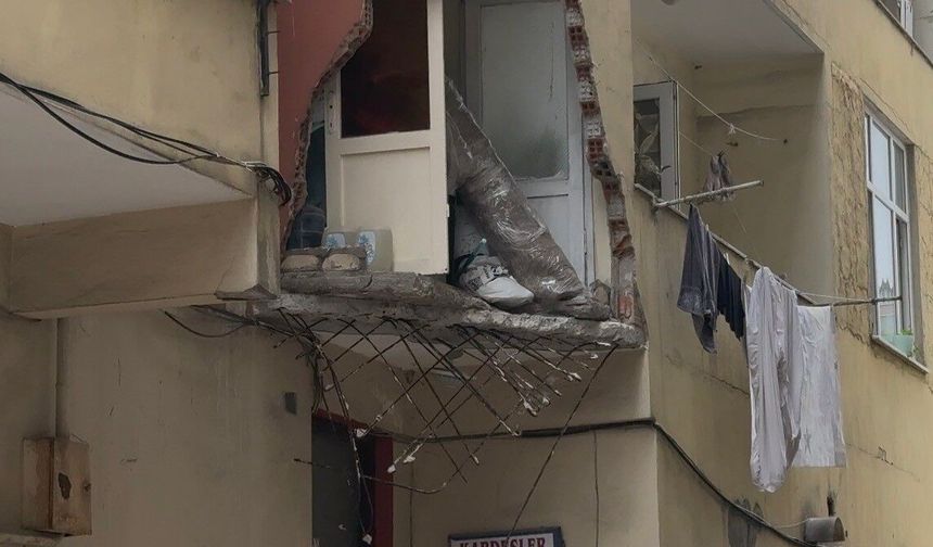 Güngören'de 5 katlı binanın balkonu yıkıldı; Bina sakini 'Deprem oldu sandık' dedi