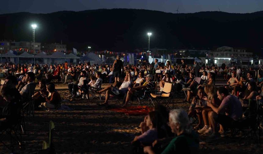 Yeniköy Sahili'nden gökyüzüne çevre mesajı: 25 bini aşkın kişi Perseid Meteor Yağmuru'nu izledi