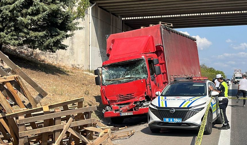Bursa'da emniyet şeridinde can pazarı! Arızalanan kamyonetini tamir etmek isterken feci şekilde can verdi...
