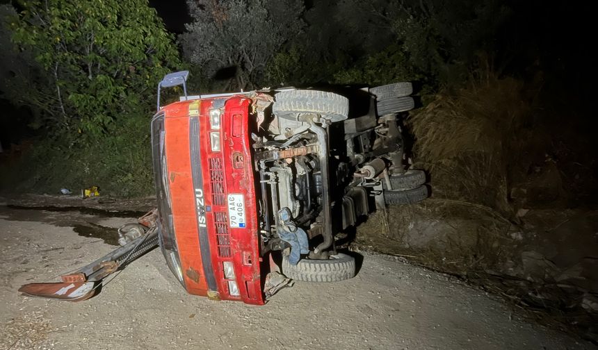 Bursa’da devrilen iş makinesinde sıkışan sürücü camdan çıkarıldı