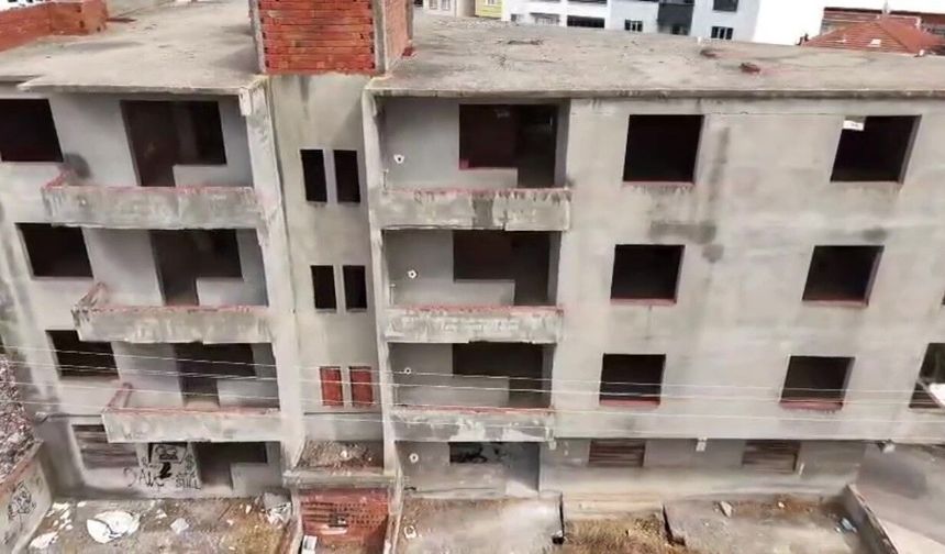Bursa Karacabey'de 30 yıldır tamamlanmayı bekleyen bina mahalleliyi tedirgin ediyor