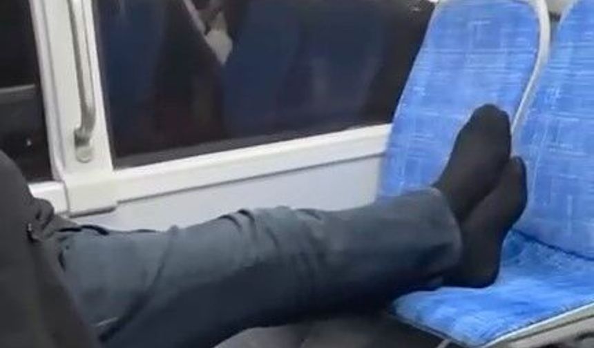 Otobüste ayakkabılarını çıkarıp seyahat etti, rahatlığı pes dedirtti!