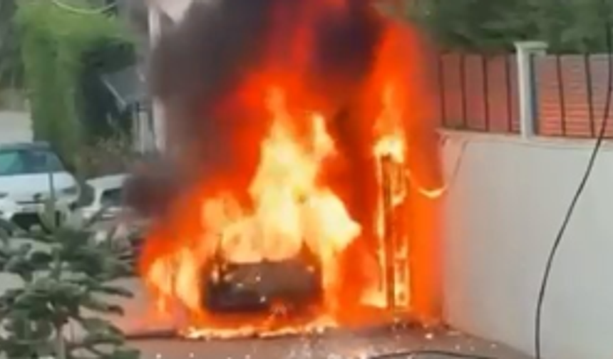 Bursa'da d*hşet anları! Park halindeki aracın alevlere teslim olduğu o anlar kamerada...