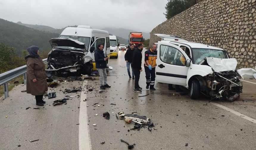 Bursa'da feci kaza: 80 yaşındaki yaşlı kadın hayatını kaybetti, 10 kişi yaralandı!