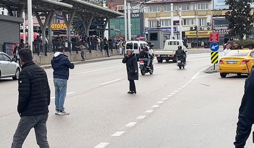 Bursa'da çocuğunu göremeyen kadın boynuna bıçak dayadı, ekipler ikna etti