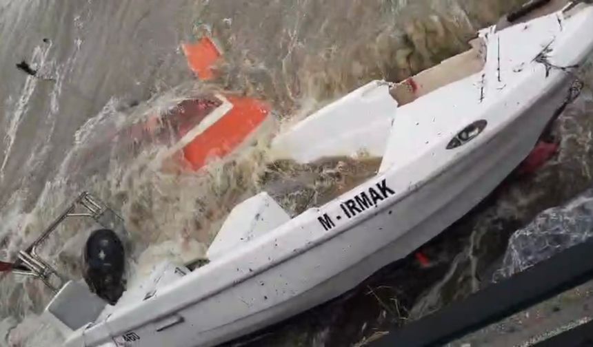 Bursa Gemlik'te lodosun batırdığı tekneler vinçle denizden çıkarılıyor
