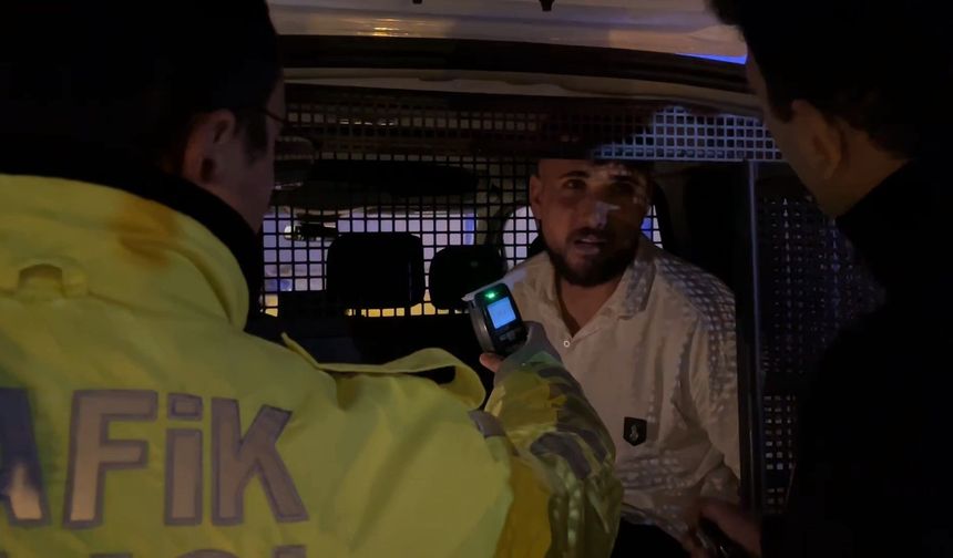 Bursa Yıldırım'da alkollü sürücü, polis uygulamasından kaçarken trafik lambasına çarptı