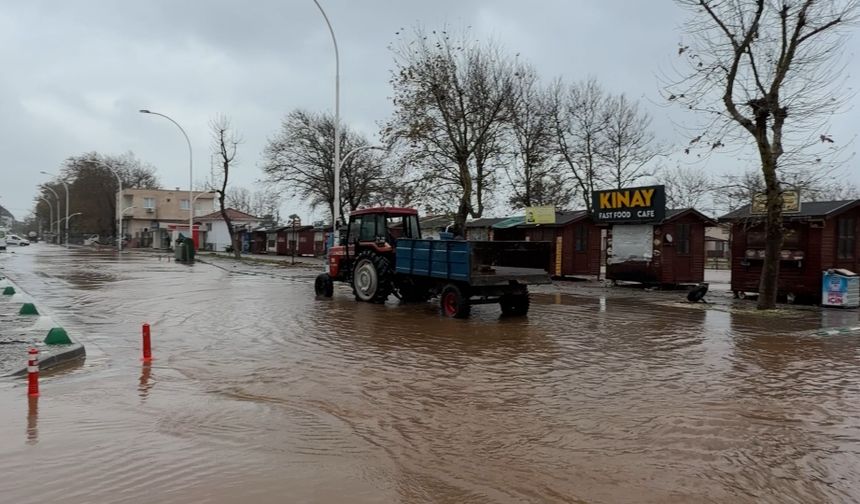 Bursa'da yollar göle döndü, denize çıkamayanlar evlerinin önünden balık tuttu!