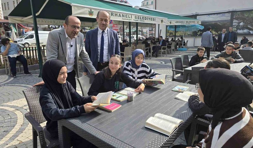 Başkan ve öğrencilerden kitap okuma seferberliği