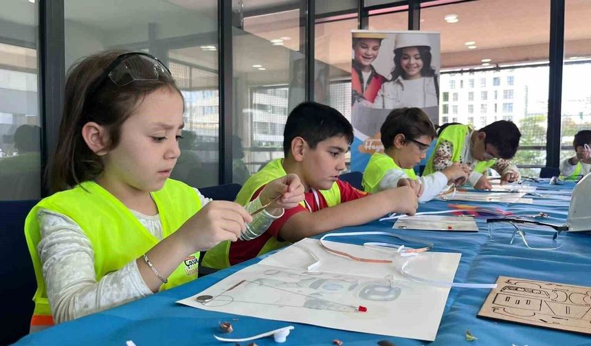Esenyurtlu çocuklar Hayal Fabrikası'nda bilim ve sanatla buluşuyor