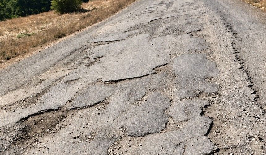 Yollar köstebek yuvasına döndü