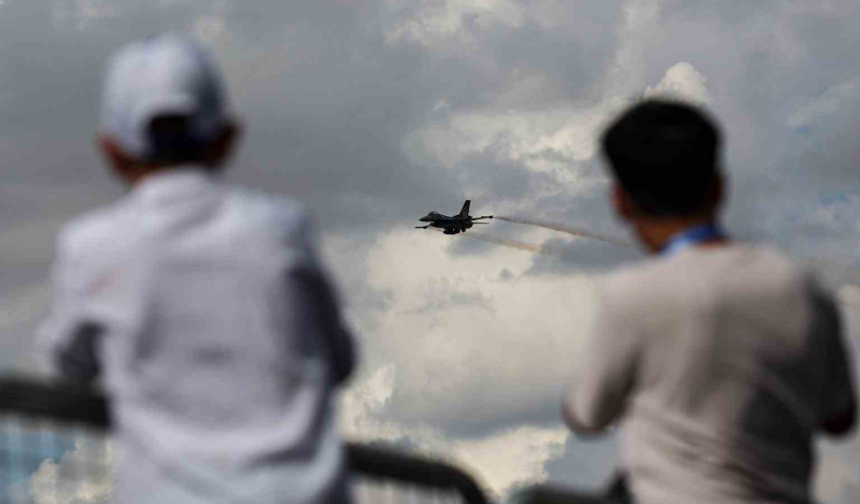 TEKNOFEST’te SOLOTÜRK ve ATAK helikopterinden gösteri uçuşu