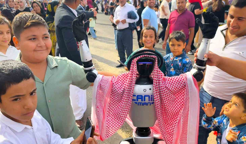 TEKNOFEST’te CANİKMAN rüzgarı: Puşi taktı, dans etti