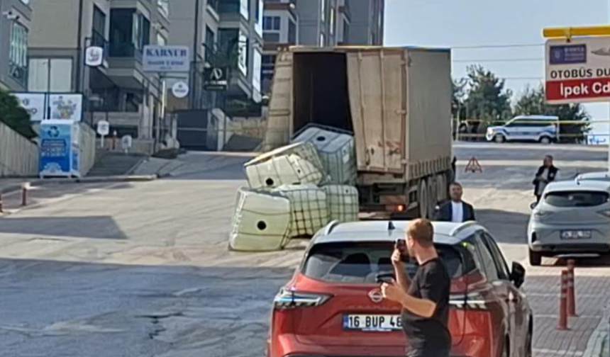 Bursa Nilüfer'de yola dökülen asit mahalleyi kapattırdı