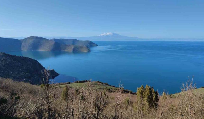 Van Gölü’nün uzaydan görünen ebru sanatı büyüledi