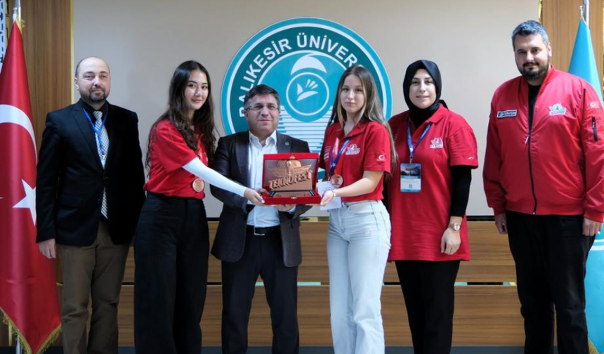 TEKNOFEST’te üçüncülük ödülü getiren projeye Rektör Oğurlu’dan tebrik