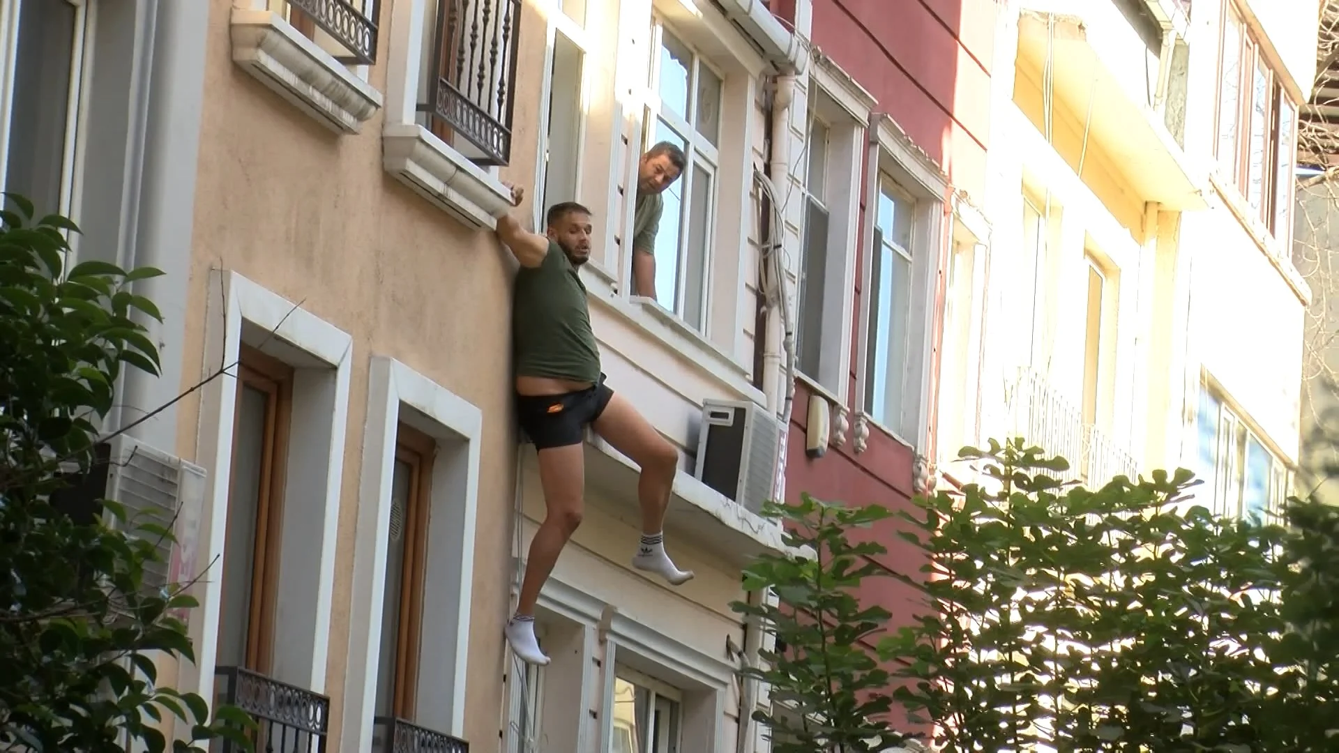 beyoglunda-intihar-meraki-yol-kapandi-mahalleli-seyretti-3147-dhaphoto8