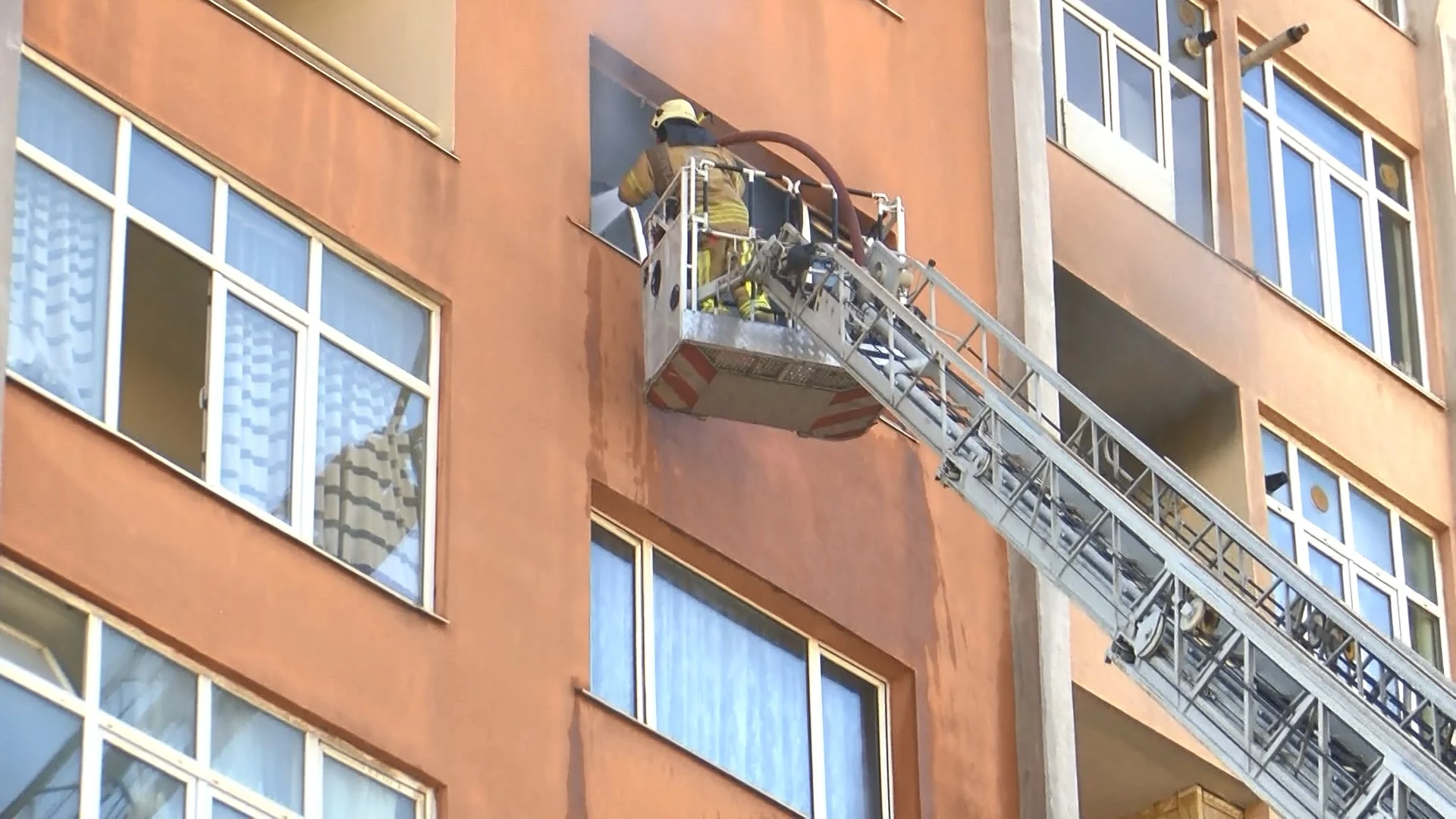 esenyurtta-16-katli-apartmanda-yangin-8032-dhaphoto6