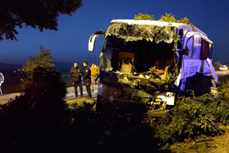 1647577-kayseri-de-yolcu-otobusu-aydinlatma-diregine-carpti-16-yarali-6520eb5ce55ec