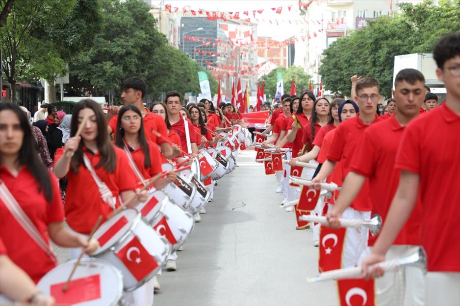 14322 Inegol De 19 Mayis Coskusu Sokaklara Tasti 4B6B1E18 Be5A 476C 88Ff 9E33F5D77E4D