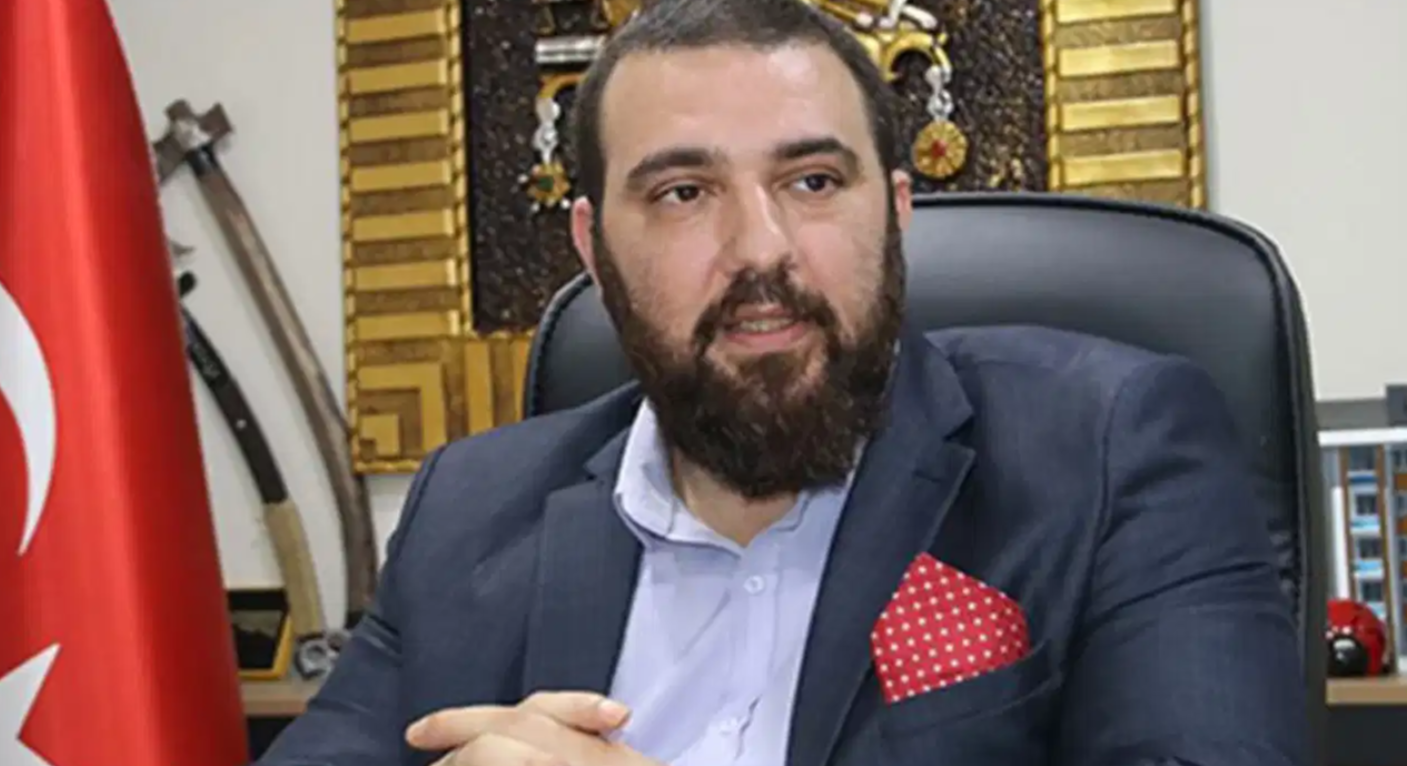 Soruşturma dosyasında şüpheli olarak yer alan ve "Ziya hoca" olarak tanınan Ziya Kadiroğlu, Sincan Cezaevi'nden Ankara Cumhuriyet Başsavcılığı'na gönderdiği ifadede kritik söylemlerde bulundu. Kadiroğlu, işlemi Alsancak Partisi Başkanı Nuri Çelebi'nin talimatıyla gerçekleştirdiğini, Çelebi'nin kendisine, Osmanoğlu'nun ileride Cumhurbaşkanı adaylığı için bu diplomaya ihtiyacı olduğunu söylediğini iddia etti. Soruşturma çerçevesinde şebekenin sahte e-imzalarla yalnızca diploma değil, ehliyet ve farklı resmi belgeler de düzenlediği de konuşuluyor.